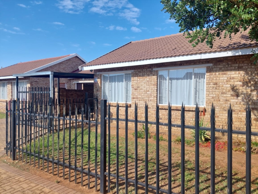 To Let 2 Bedroom Property for Rent in Meiringspark North West